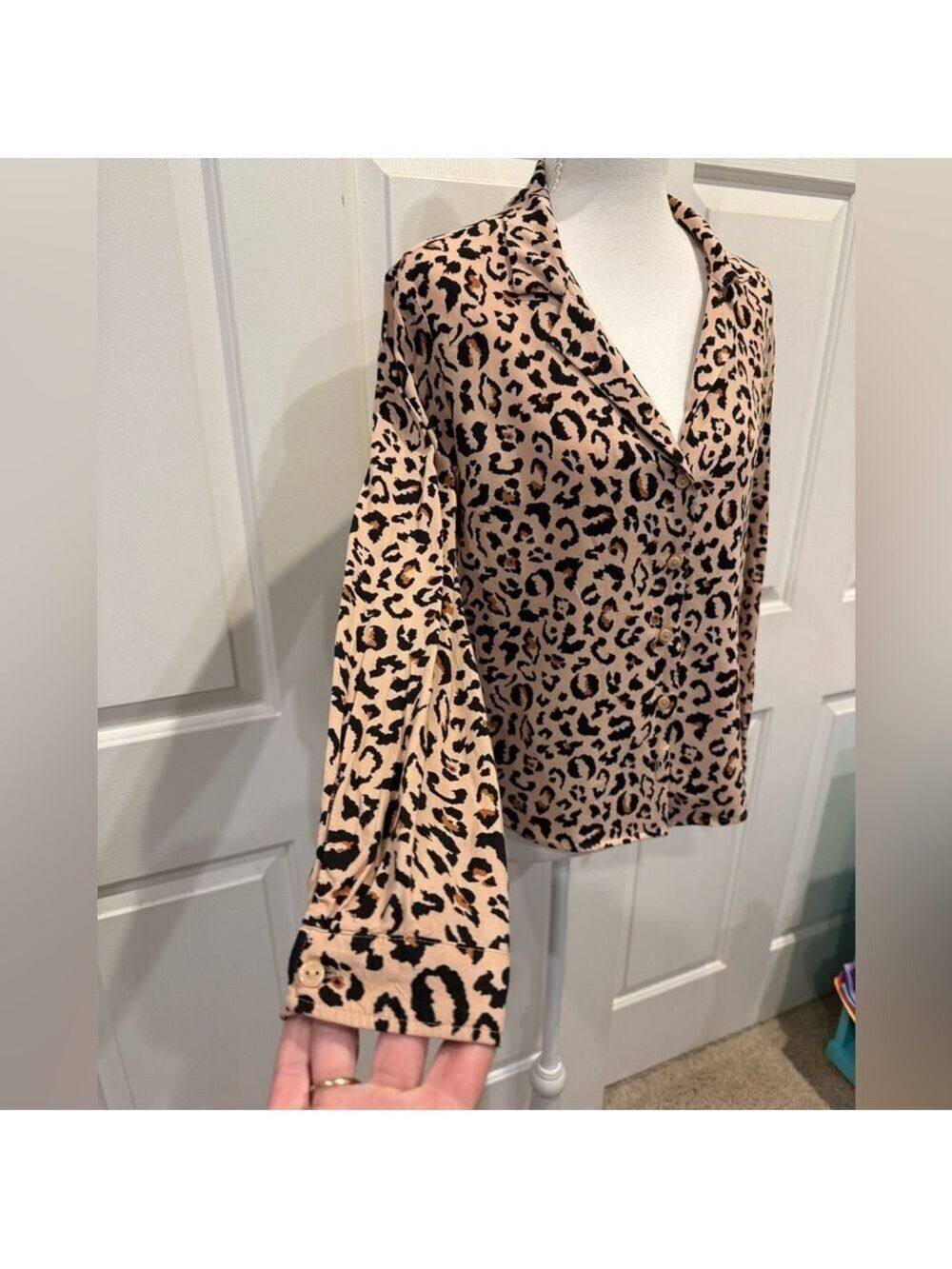H&M Divided Leopard Print Button Down Blouse Tan Black Size 6 - Picture 6 of 9